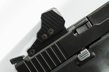 Tabancada modern kırmızı nokta görüşü, makro fotoğraf..