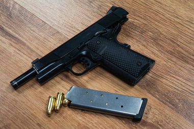 45 kalibrelik tabanca, sürgülü durak ve şarjörlü mermi..