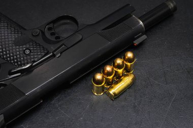 45 kalibrelik tabanca ve fişekler. Nefsi müdafaa silahı.