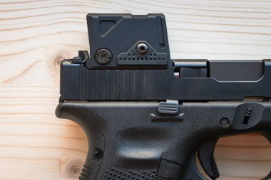 Yeni kırmızı noktalı görüş modeli tabancalar için özel olarak tasarlandı..