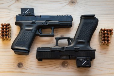 Baltık 21 Mart 2025. İki yeni taktik 9 mm tabanca. Glock 19 ve Glock 45. Kırmızı Nokta nişan görüşlü..