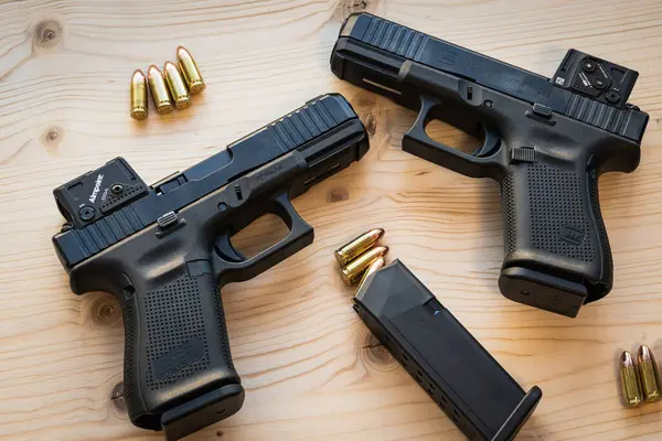 Baltık 21 Mart 2025. İki yeni taktik 9 mm 'lik tabanca. Kırmızı Nokta hedefli Glock 19..