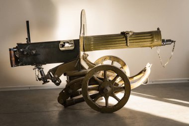 22 Mart 2025, Tallinn, Estonya: Tahta bir at arabasında tarihi Maxim M1910 makineli tüfek, müze sergisi.