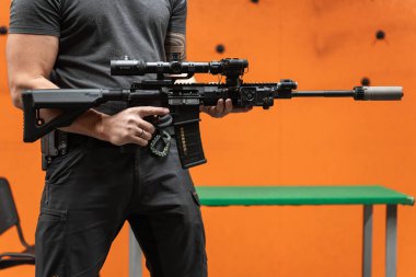 Baltık, 28 Mart 2025. Sig Sauer 516 devriye susturuculu bir tüfek optik görüşlü ve Flir Breach termal görüntüleyici ve tetikçinin elinde monoküler..