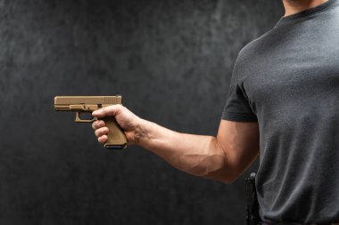 Baltık, 28 Mart 2025. Atış poligonunda bir adamın elinde bir Glock 19X tabancası. İllüstrasyon Editörü.