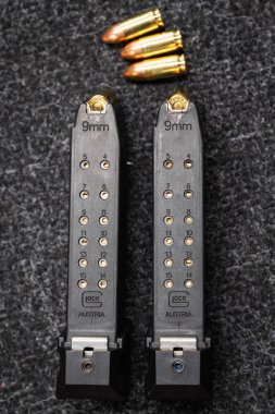 Baltık, 28 Mart 2025. 9x19 mm 'lik Glock 19 tabancasının şarjörleri..