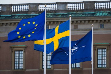 STOCKHOLM, SWEDEN APRIL 4, 2025 Avrupa Birliği, İsveç ve NATO bayrakları, ittifak üyeliklerini sembolize ediyor