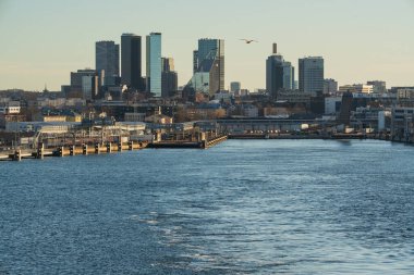 Tallinn, Estonya - 3 Nisan 2025: Modern şehrin deniz manzarası ve liman bölgesi.