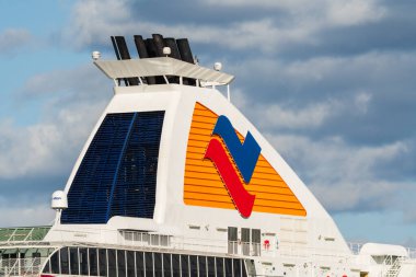 Tallinn, 4 Nisan 2025: Tallink nakliye şirketinin parlak logosuna sahip, Baltık Kraliçesi feribotunu süsleyen, Estonya başkentinin limanında çekilmiş özel bir huni..