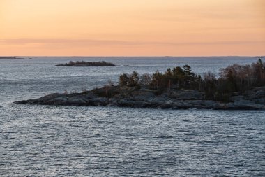 İsveç takımadalarının engebeli kayaların ve serin sularının üzerinde güneş batarken doğa hala geceyi bekliyor.. 