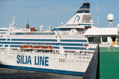 Stockholm, İsveç - 5 Nisan 2025: Silja Line feribotu, muhtemelen MS Silja Serenade veya MS Silja Senfonisi, Stockholm Limanı 'ndaki Baltık Kraliçesi feribotunun güvertesinden görüldü..