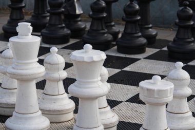 Caddeye monte edilmiş görkemli dev satranç taşları yoldan geçenleri büyüleyici bir akıl savaşına davet ediyor.. 