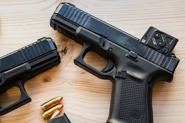 Baltık 2 Nisan 2025. Yeni taktik tabancalar Glock 19 Aimpoint COA, yakın plan fotoğraf.