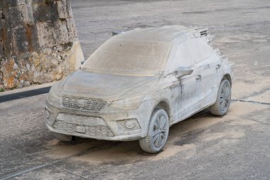 LISBON, PORTUGAL - 25 Mayıs 2024: Tamamen kumdan yapılmış bir Koltuk Arona arabasının gerçekçi bir heykeli sokakta sergilenmektedir.