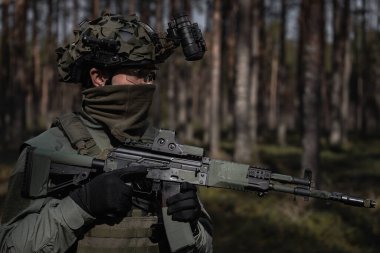 Ormandaki Sessizlik: NVD ile tam teçhizatlı asker Bilinmeyeni koruyor.