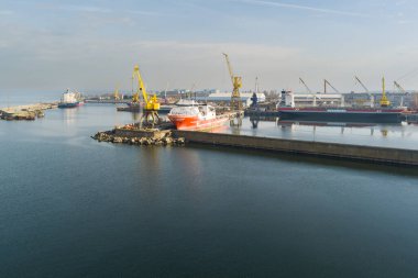 Tallinn, Estonya - 19 Nisan 2025: Kopli yarımadasındaki Meeruse Limanı olarak da bilinen Bekkeri limanının havadan görünüşü, liman ve liman vinçlerine demirlemiş kargo gemilerini gösteriyor.