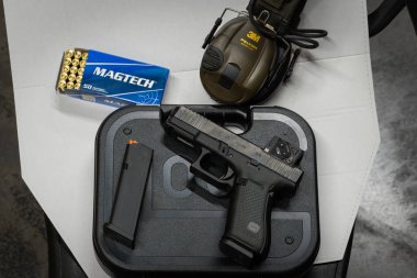 22 Mart 2025, Baltık: Yeni Glock 45 MOS tabancası Aimpoint COA kırmızı nokta görüşlü, Magtech 9x19 fmj mühimmatı, Peltor kulak koruması ve atış menzilinde hedef.