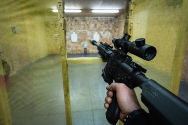 Baltık, 25 Nisan 2025. Bir Sig Sauer 516 devriye tüfeğinden birinci şahıs görüş alanında taktiksel bir atış..