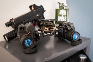 Baltık, 27 Nisan 2025: Glock 19 tabanca, sis bombası ve bir GT-14 monocular iki MUM-14 gece görüş cihazından oluşan bir dürbün..