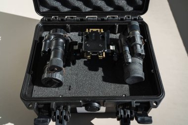 Profesyonel askeri gece görüş gözlükleri ve Mount güvenli bir şekilde korunan, taktik operasyonlara hazır bir çantada saklanıyor..