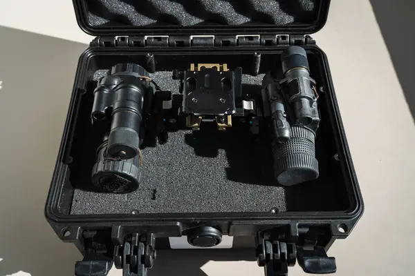 Profesyonel askeri gece görüş gözlükleri ve Mount güvenli bir şekilde korunan, taktik operasyonlara hazır bir çantada saklanıyor..