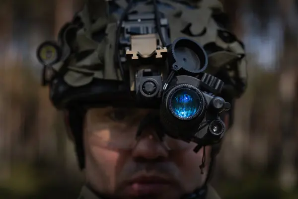 Askerin miğferindeki yüksek teknoloji gece görüşü cihazı fotoğrafın ana unsuru, gece gözlemini sembolize ediyor..