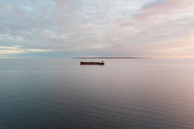 Naissaar adası yakınlarındaki uçsuz bucaksız Baltık Denizi 'nde bulutlu bir gökyüzünün altında seyreden bir kimyasal tankerin uzaktan hava aracı görüntüsü..