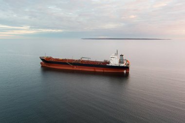 İnsansız hava aracı görüntüsü: Baltık Denizi 'ndeki kimyasal tanker görünür Naissaar adasının arka planına karşı.