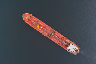 Katı tepeden tırnağa insansız hava aracı görüntüsü: Baltık Denizi 'nin sakin sularında demirleyen kimyasal tanker.