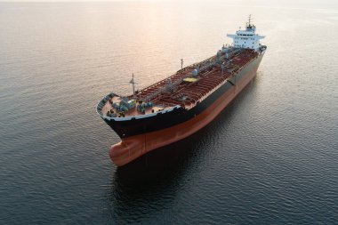 İHA görüntüsü: Büyük kimyasal tanker gün batımında Baltık Denizi sularında yelken açıyor.