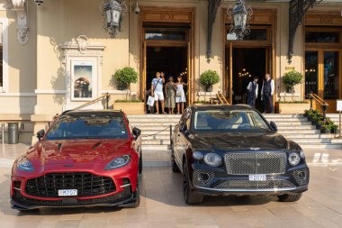 Monako - 26 Temmuz 2024: Lüks arabalar Aston Martin DBX707 ve Bentley Bentayga Monte Carlo Casino girişine park ettiler.