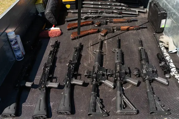 Baltık Devletleri - 23 Mayıs 2023 - AK ve AR-15 platformlu tüfekler, Thompson hafif makineli tüfeği gibi klasik silahların yanında, bir aracın römorkunda yatıyordu.. 