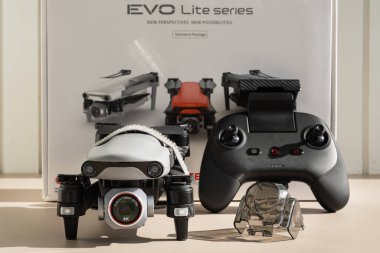 Estonya, Tallinn, 5 Mayıs 2025, Gri Autel EVO Lite drone, uzaktan kumandalı ve orijinal seri ambalaj kutusu olan gimbal koruyucu..