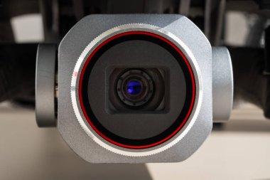 Yüksek çözünürlüklü hava fotoğrafçılığı ve video görüntüleme teknolojisiyle modern insansız hava aracı kamerasının yakın görüntüsü.