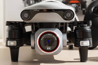 Tallinn, Estonya - 5 Mayıs 2025: 1 inçlik CMOS sensörü ve 6K video kayıt kapasitesine sahip Autel EVO Lite + Plus kuadkopter drone.