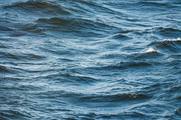 Açık okyanusta mavi dalgalar, yakın görüş, su yüzeyi dokusu, deniz manzarası, suda dalgalanmalar, fırtına, deniz elementi, doğa.. 