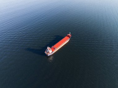 Baltık Denizi 'nin sakin sularında büyük, kuru bir kargo gemisi, açık bir günde insansız hava aracından havadan görülebiliyor..