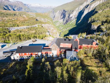 Eidfjord, Norveç 20 Mayıs 2025, Fossil Otel, Dağ Vadisi 'ndeki bir otelin havadan görüntüsü..