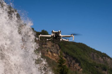 STEINSDALSFOSSEN, NORway 18 Mayıs 2025 Bir DJI Mini 4 Pro İHA açık güneşli bir günde Steinsdalsfossen şelalesinin güçlü akışını görüntüler..