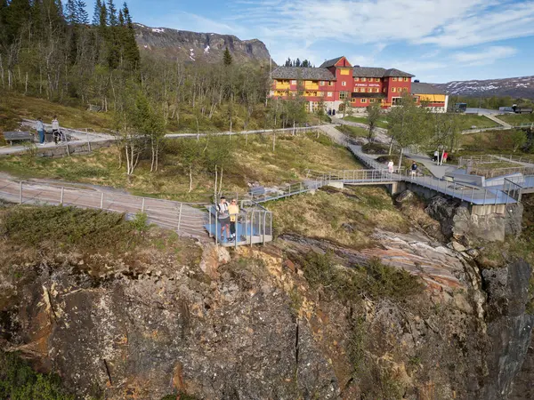 VORINGSFOSSEN, NORway 19 Mayıs 2025 Fossli Hotel yakınlarındaki yeni izleme platformlarında ünlü Voringsfossen şelalesinin manzarasının keyfini çıkarın. Yüksek kalite fotoğraf