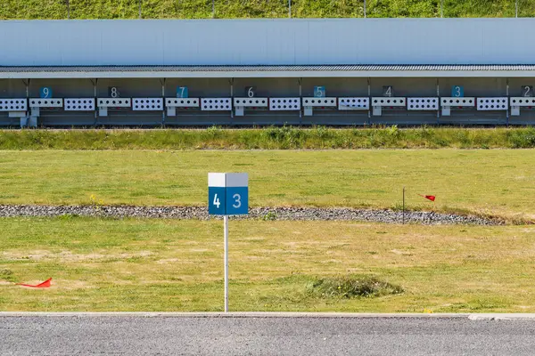 Biatlon atış kompleksi: küçük delikli bir tüfekle eğitim için açık alan.