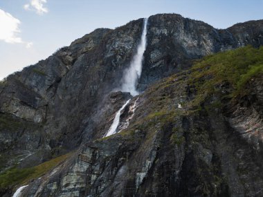 Norveç 'te sarp kayalıklardan dökülen görkemli bir şelale. Tüm ihtişamıyla İskandinav doğasının nefes kesici manzarası..