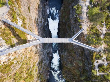 Voringfossen Köprüsü, Norveç dramatik şelale kanyonu boyunca uzanan ikonik bir turizm merkezi..