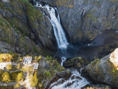 Norveç 'in ünlü Voringfossen şelalesi: Mabodalen Kanyonu' nun derinliklerine doğru güçlü şelaleler düşüyor..