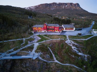 19 Mayıs 2025 Voringsfossen, Norveç. Muhteşem Mabodalen vadisi ve ikonik şelaleye bakan tarihi Fossli Oteli 'nin akşam havası.. 