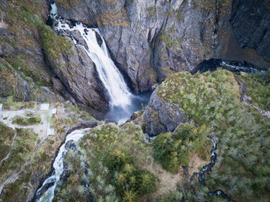 Muhteşem Voringsfossen şelalesi Norveç 'te, engebeli kuzey doğasının, uçurumların ve çalkantılı bir su akışının nefes kesici insansız hava aracı görüntüsü..
