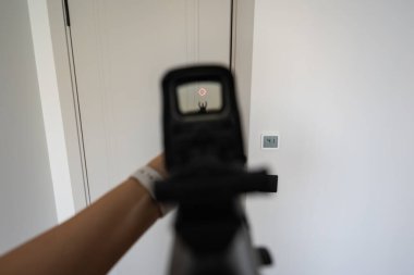 Birinci şahıs görüş: Holografik görüşlü bir tüfek kapalı alanlara yöneliktir. Yurt içi savunma ya da savunma eğitimi kavramı.