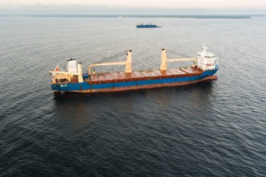 Baltık Denizi 'ndeki Kargo Gemileri: Estonya açıklarındaki iki geminin İHA görüntüsü, Deniz Taşımacılığını Resmediyor.