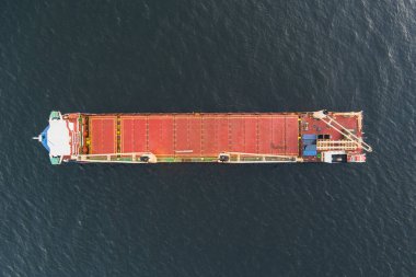 Baltık Denizi 'nde Toplu Taşıyıcı: Büyük bir Kargo Gemisi Denizcilik Ticareti Rotalarının Etkileyici Yukarıdan İHA Görünümü.