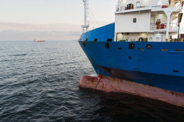 İHA 'dan hava görüntüsü: Mavi kargo gemisi Baltık Denizi' nde demirlemiş, çapa zinciri geminin pruvasının yanında açıkça görülüyor..